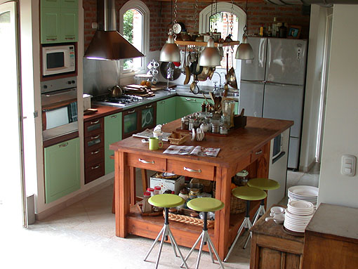 La Cocina Moderna, con Isla como mesada central de madera, Color Verde y Madera